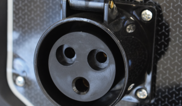 Fourni avec 2 prises: 16A 230V + 16A 230V