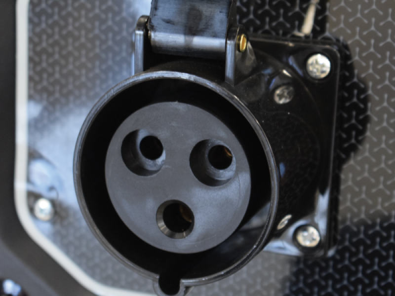 Fourni avec 2 prises: 16A 230V + 16A 230V